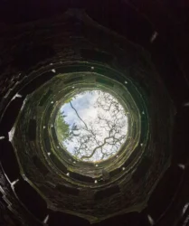 Vista do interior para o exterior do Poço Iniciático da Quinta da Regaleira